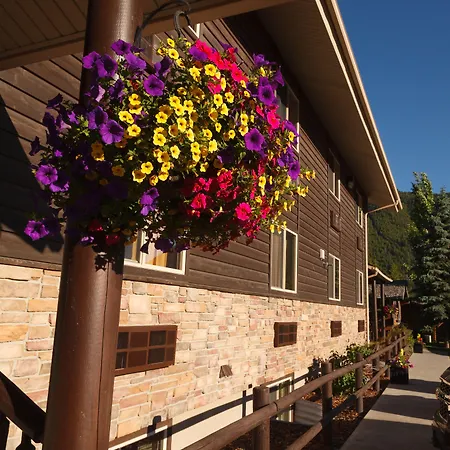 Elk Country Inn